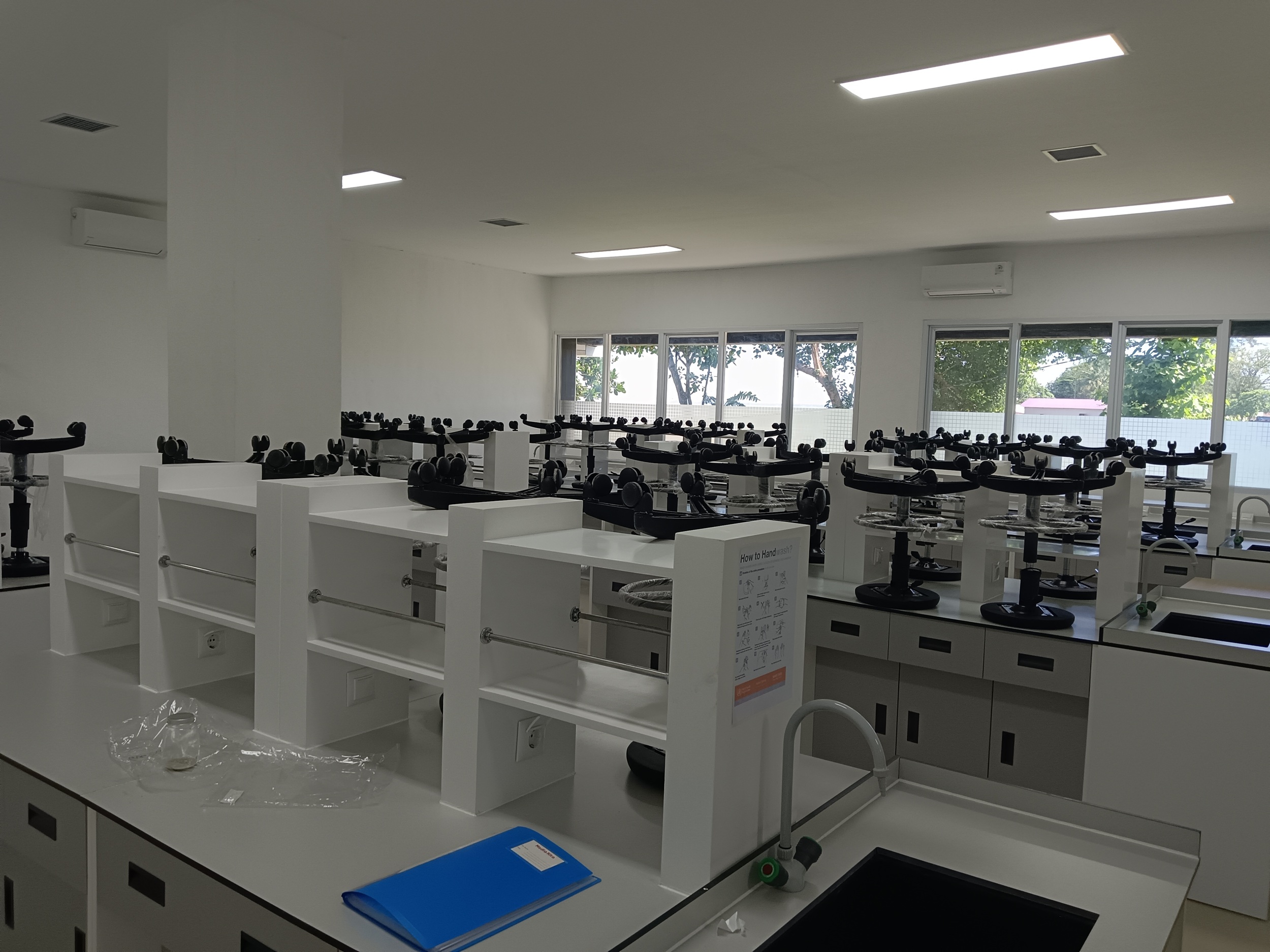 Laboratorium Biokimia dan Laboratorium Biomolekuler